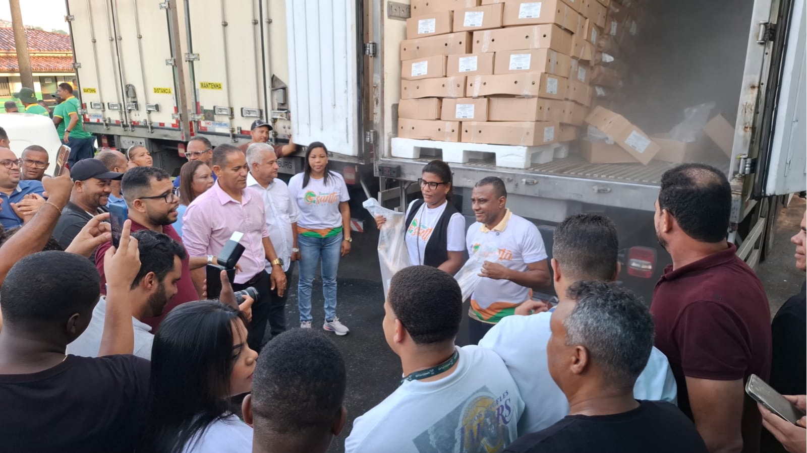 Abertura de caminhões com peixes durante início da distribuição da Semana Santa em Simões Filho