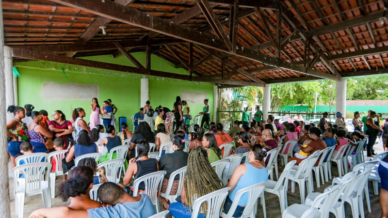 Entrega de cestas básicas para famílias atípicas em ação social em Simões Filho