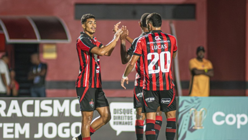Jogadores do Vitória comemoram gol na vitória sobre o Piauí no Barradão