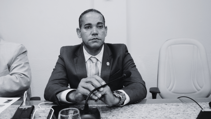 Mudança de postura de vereador após alinhamento político chama atenção e gera debate nos bastidores.