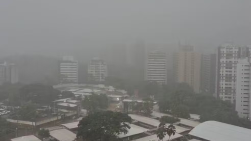 Céu carregado sobre Salvador durante alerta de chuvas intensas emitido pelo Inmet