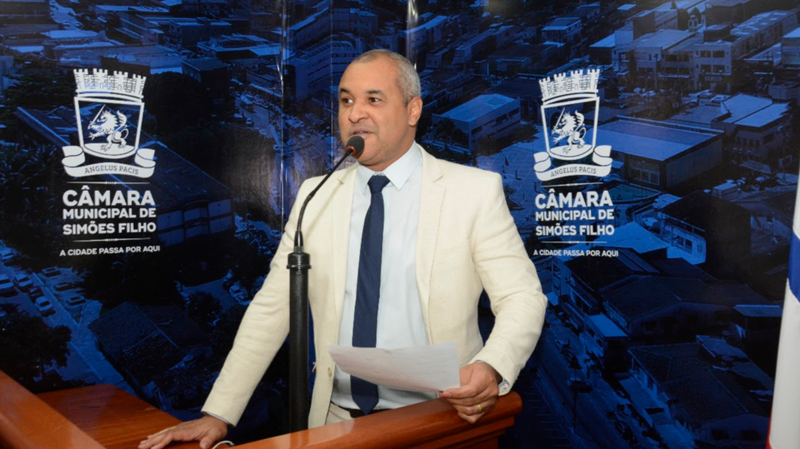 Sid Serra em plenário, durante a sessão ordinária em que comunicou a decisão.