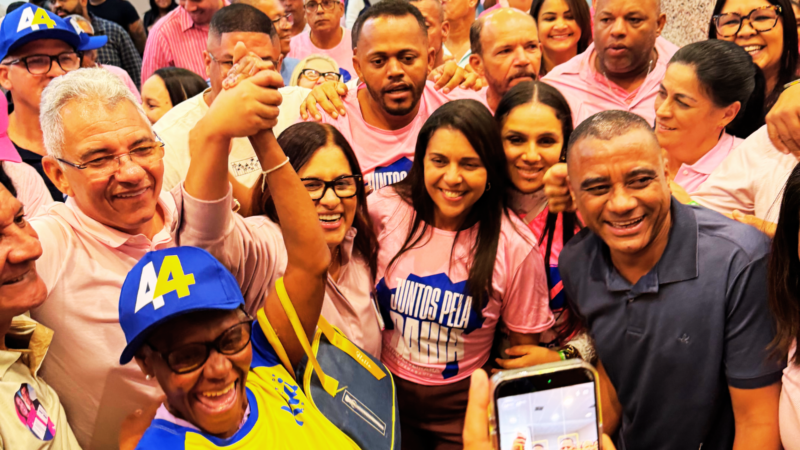 Kátia Oliveira chega à convenção do União Brasil acompanhada por apoiadores em Salvador