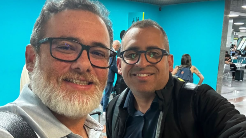 Tum e João Campos sorrindo e se cumprimentando em Brasília.