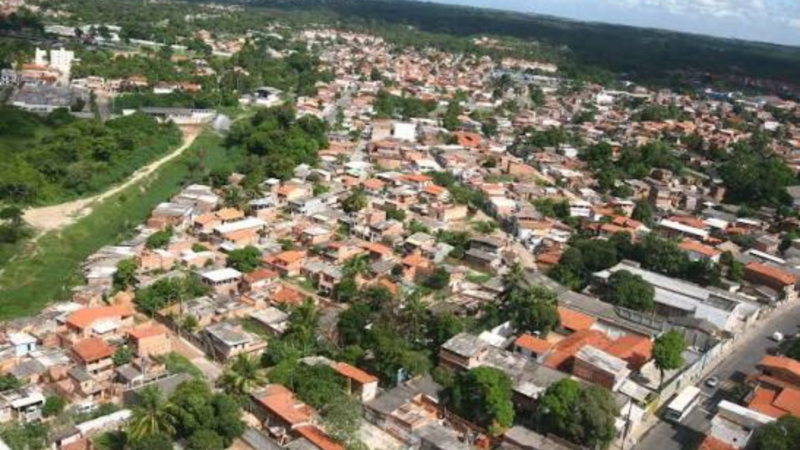 Moradores e técnicos reunidos em oficina de planejamento urbano para prevenção de desastres em Simões Filho.