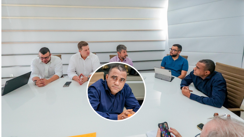 Prefeito Del em reunião com representantes da empresa ProLog discutindo investimentos e obras logísticas em Simões Filho.