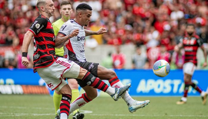 Jogadores de Flamengo e Vitória em disputa no Maracanã pelo Brasileirão.