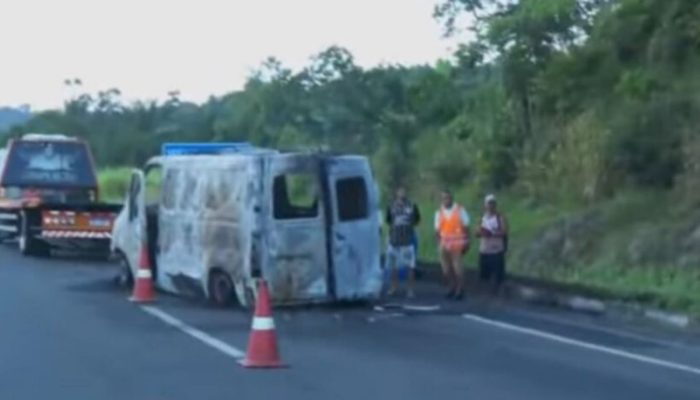 Acidente fatal na BR-324 envolvendo motocicleta, van e caminhão baú