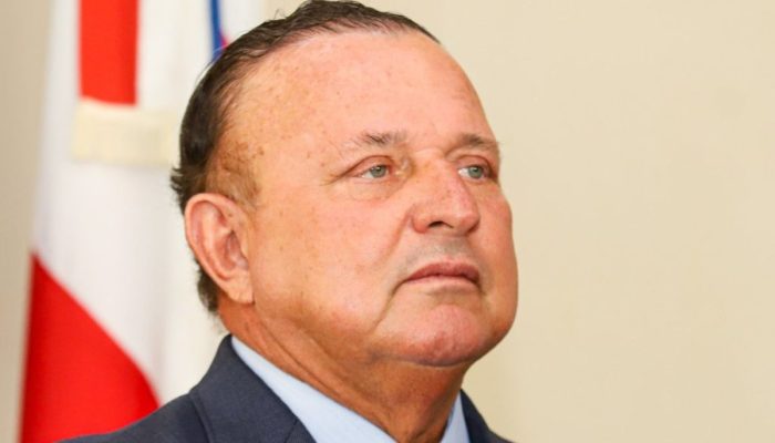 Adolfo Menezes durante a eleição para presidente da ALBA, com novos membros da Mesa Diretora escolhidos para 2025.