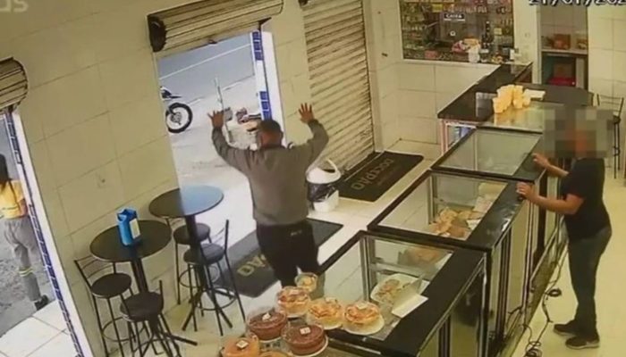 Assaltante abordando funcionário na abertura de padaria em Simões Filho.