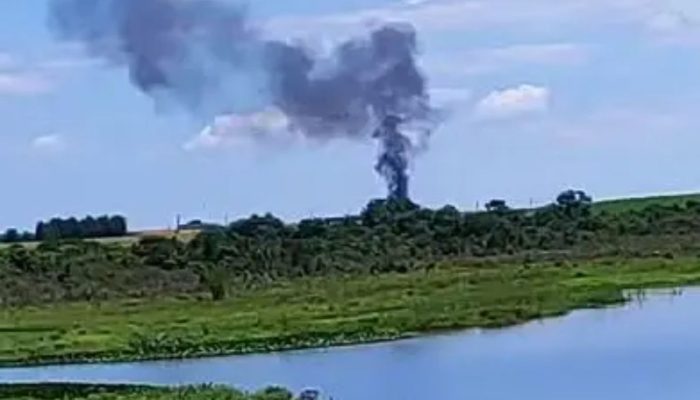 Avião de pequeno porte destruído após queda em área de vegetação em Quadra, SP