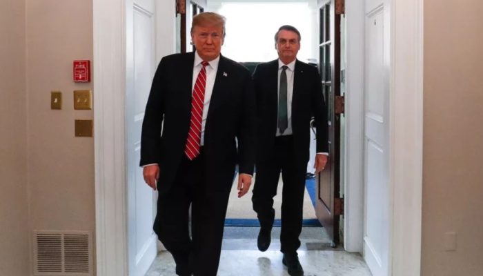 imagem mostra Jair Bolsonaro e Donald Trump lado a lado durante evento oficial, simbolizando aliança política