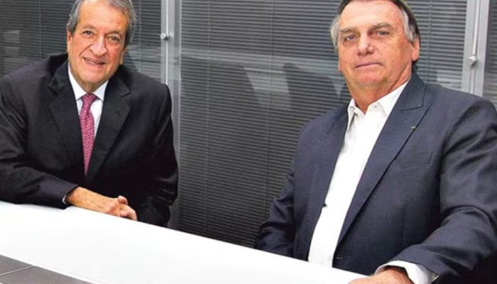 Bolsonaro e Valdemar Costa Neto em missa de sétimo dia em Mogi