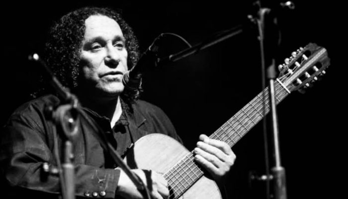 Cantor e compositor Vital Farias, ícone da música nordestina, em foto de performance ao vivo.