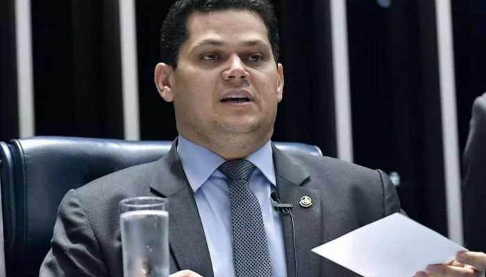 Davi Alcolumbre discursando no Senado Federal com fundo político