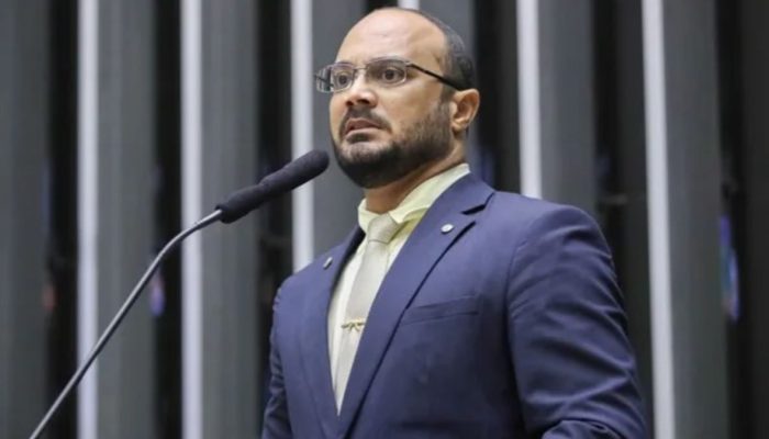 Deputado Capitão Alden reage após ser citado em relatório da Polícia Federal sobre Jair Bolsonaro.