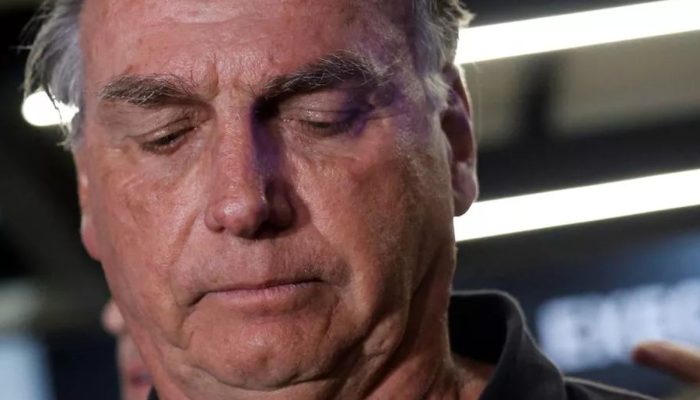 Jair Bolsonaro denunciado ao STF por tentativa de golpe.