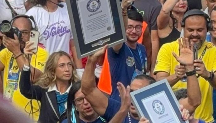 Multidão celebra Carnaval de Salvador, reconhecido como o maior do mundo.