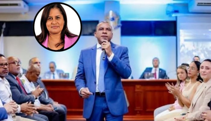 "Cadeiras vazias na Câmara Municipal simbolizando as ausências na sessão solene de 2025.