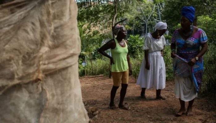 Moradores do Quilombo do Quingoma protestam por escritura pública em Lauro de Freitas.