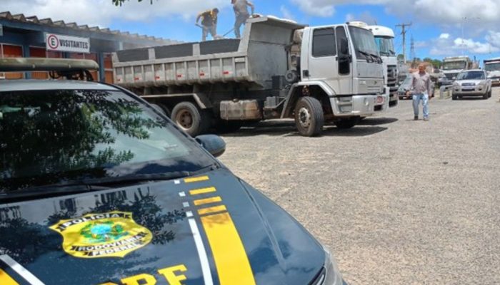 PRF realiza fiscalização de veículos com excesso de peso na BR-324.