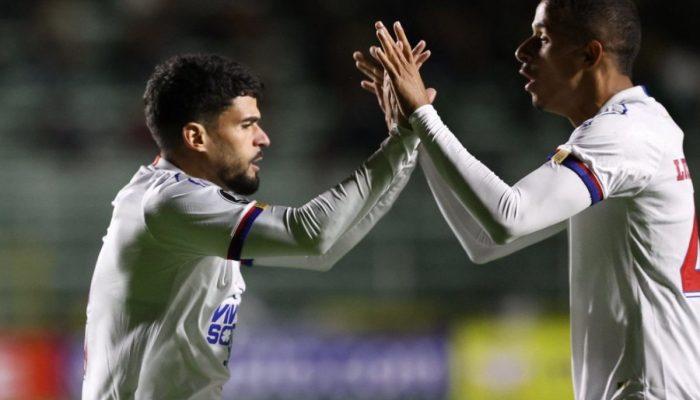 Bahia celebra gol de empate contra The Strongest na Libertadores.