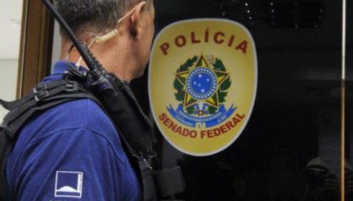 Equipe da Polícia do Senado em ação durante busca e apreensão.