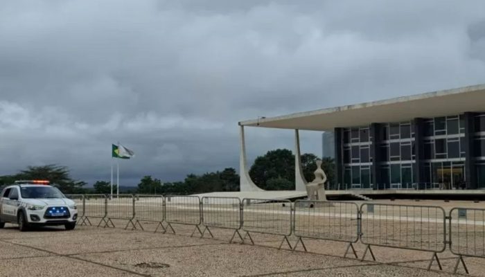 Homem preso após tentativa de invasão ao STF com bomba caseira.