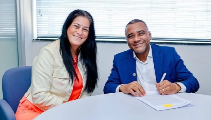 Prefeito Del e vice Simone Costa em atividade na Simões Filho