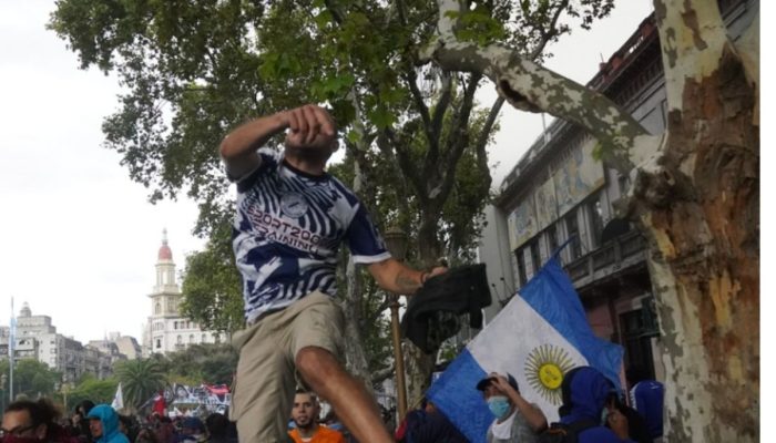 Repressão violenta a aposentados marca novos protestos contra Milei na Argentina