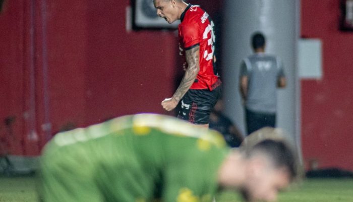 Vitória vence Sport, retoma liderança e garante vaga nas quartas do Nordestão