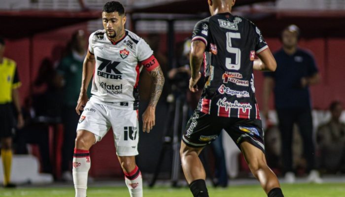 Val Soares marca gol do Vitória no jogo contra o Atlético de Alagoinhas