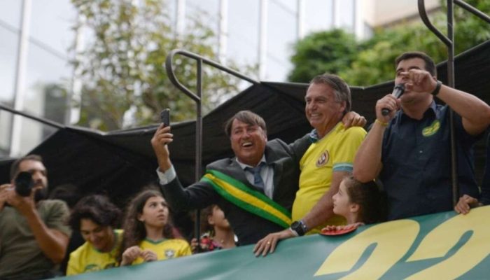 Protesto contra Lula em Copacabana com presença de Bolsonaro