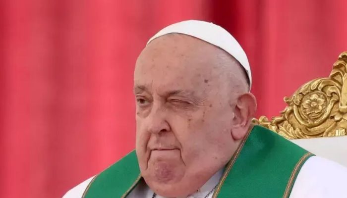 Papa Francisco recebe oxigênio e transfusão de sangue em quadro crítico de saúde