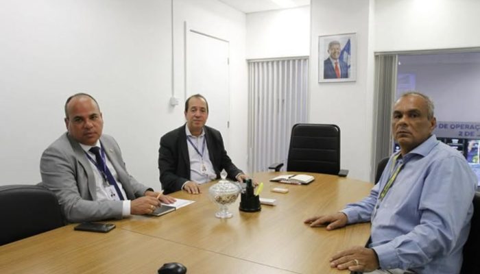 Vereador Genival Lima durante reunião no Centro de Operações de Segurança.