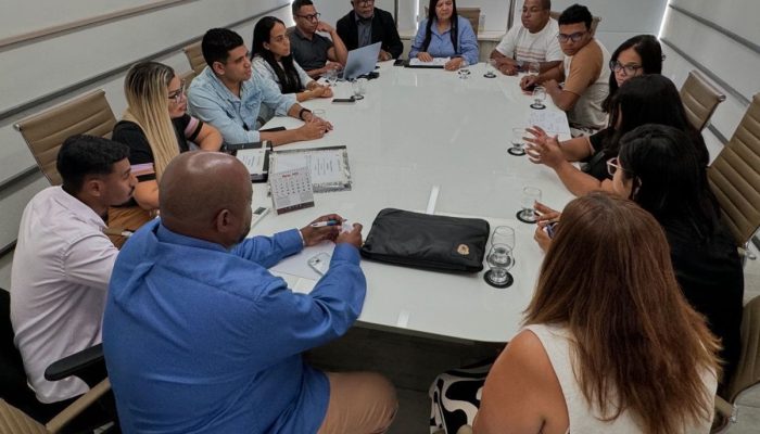 Prefeitura de Simões Filho não resolve transporte universitário em reunião