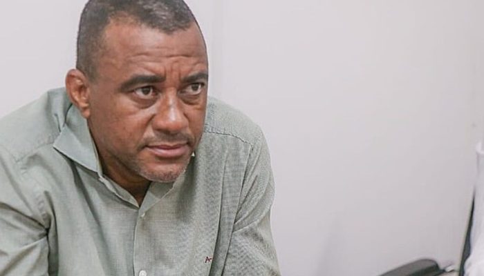 Prefeito de Simões Filho em reunião com apoiadores políticos.