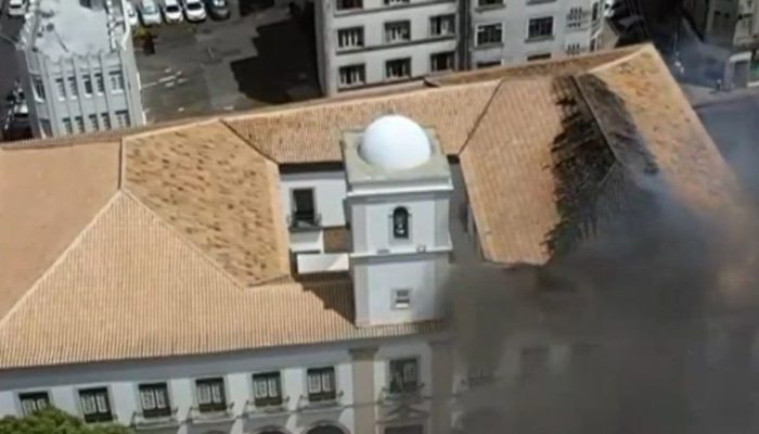 Incêndio na Câmara Municipal de Salvador com fumaça saindo do prédio