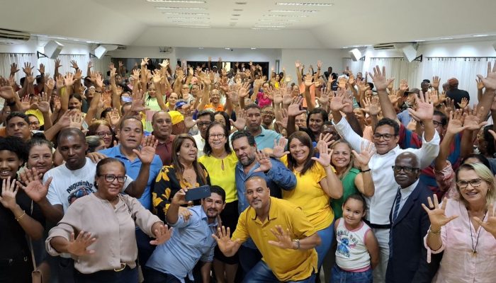 Reunião de grupo político em Simões Filho discute cassação de prefeito e nova eleição.