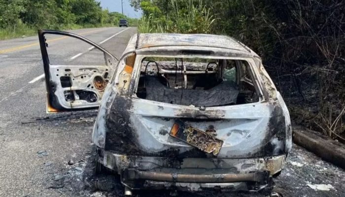 Corpo carbonizado encontrado em carro em Simões Filho