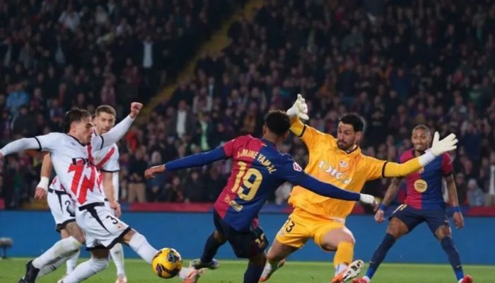 Robert Lewandowski comemora gol pelo Barcelona contra Rayo Vallecano.