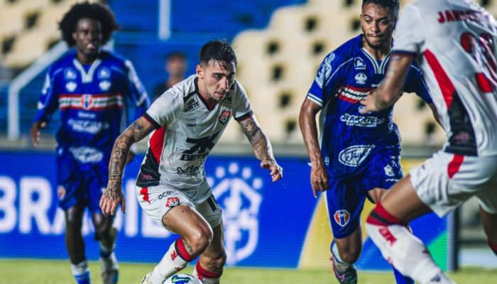 Baralhas comemora gol decisivo contra o Maranhão