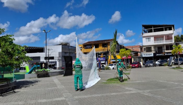 Praça da Bíblia recebe limpeza após denúncias de abandono.