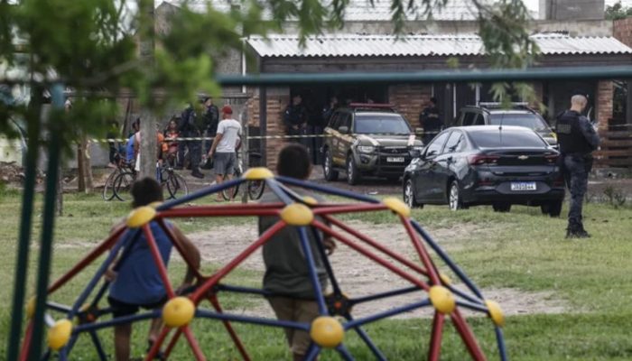 Homem agredido por populares após sequestro de criança em Tramandaí.