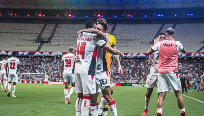 Gustavo Mosquito comemora gol do Vitória contra o Fortaleza.