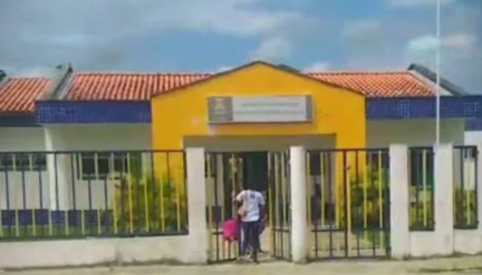 Crianças expostas ao sol em creche de Simões Filho 1: falta de professores gera descaso