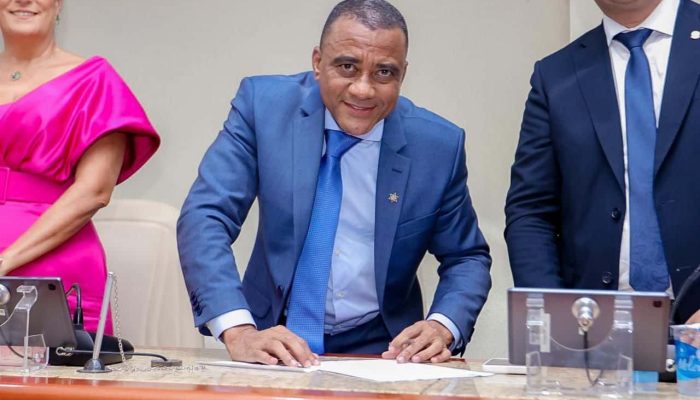 Devaldo Soares, novo prefeito de Simões Filho, durante a cerimônia de posse na Câmara Municipal, cercado por autoridades e apoiadores