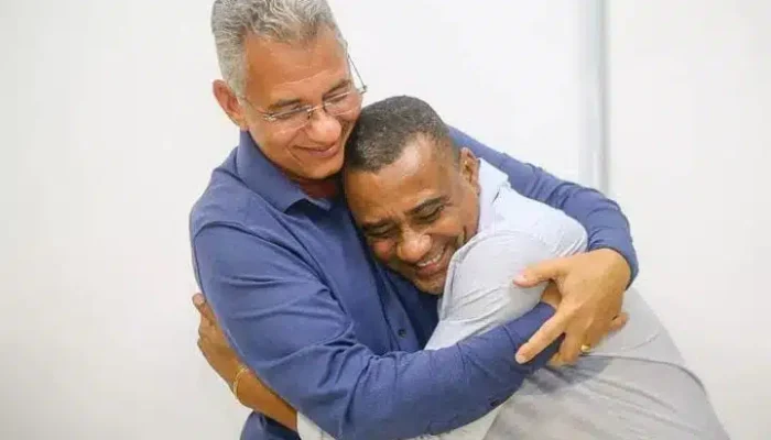 Prefeito Del enfrenta desafios políticos em Simões Filho, com polêmicas de contratos como o caso ENGEMULT.