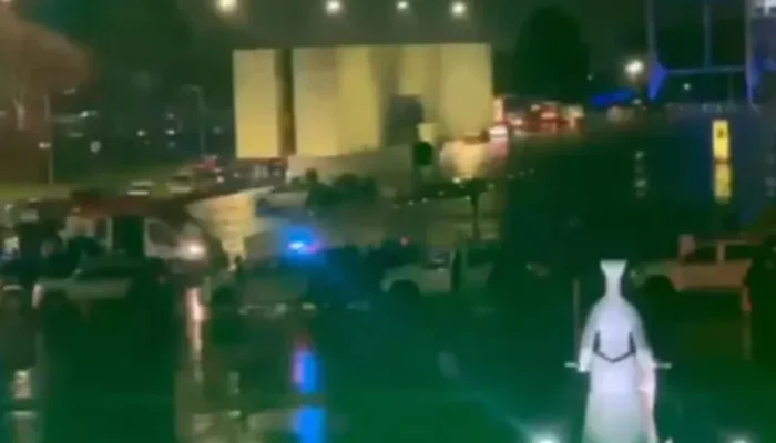 Imagem do Supremo Tribunal Federal em Brasília com forças de segurança evacuando a área após explosões.