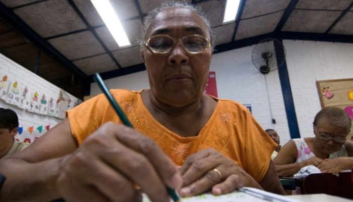 Alunos participando de aula técnica do EJA em escola pública de Simões Filho